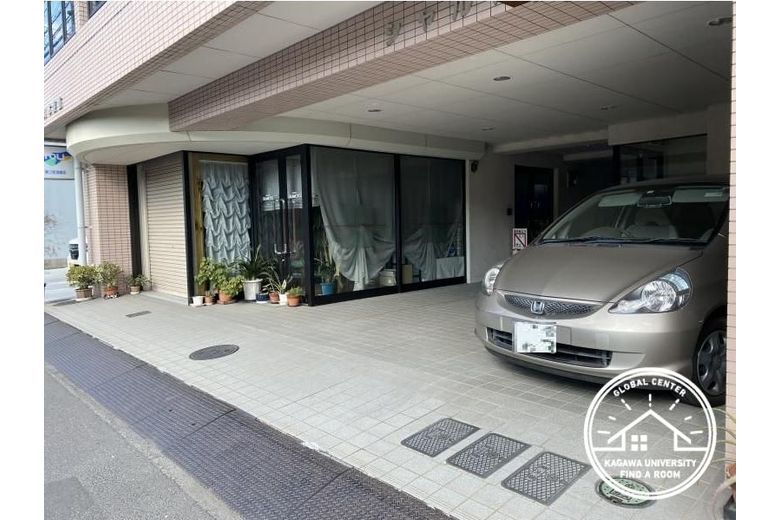 シャルル岡本-202-駐車場